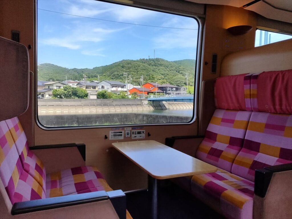 近鉄特急伊勢志摩ライナーのサロン席と車窓風景